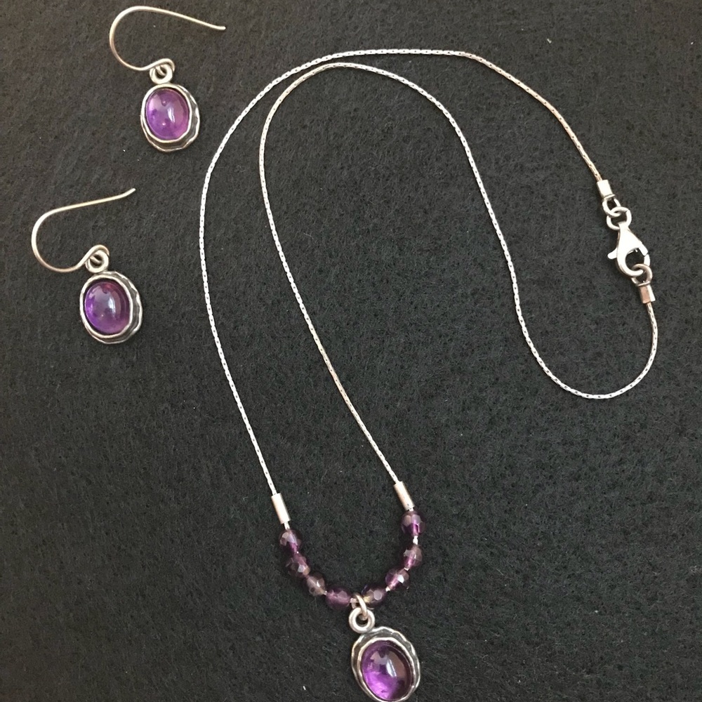 Sipalda amethyst necklace and earrings.